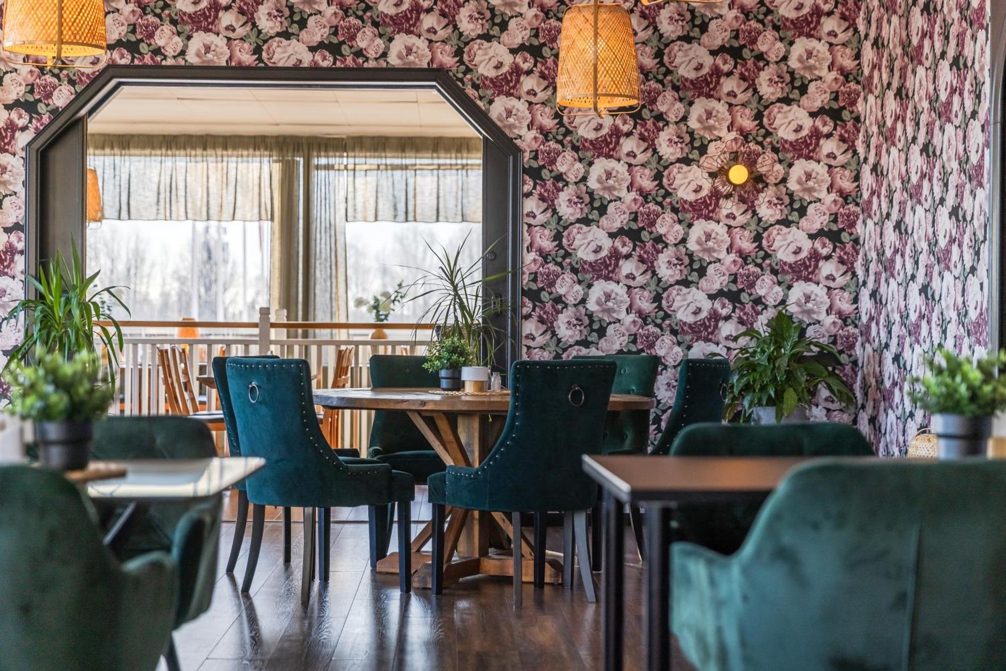 Hotell Kung Goesta By First Mora Bagian luar foto